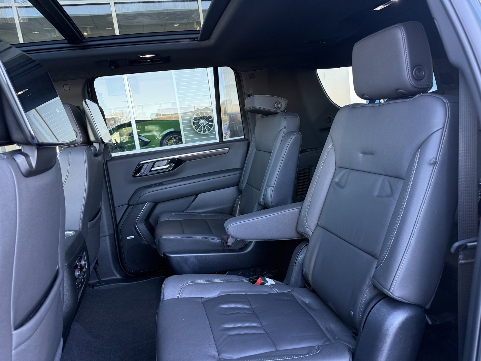 Used 2025 Chevrolet Suburban Z71 w/ Z71 Off-Road Package image 17