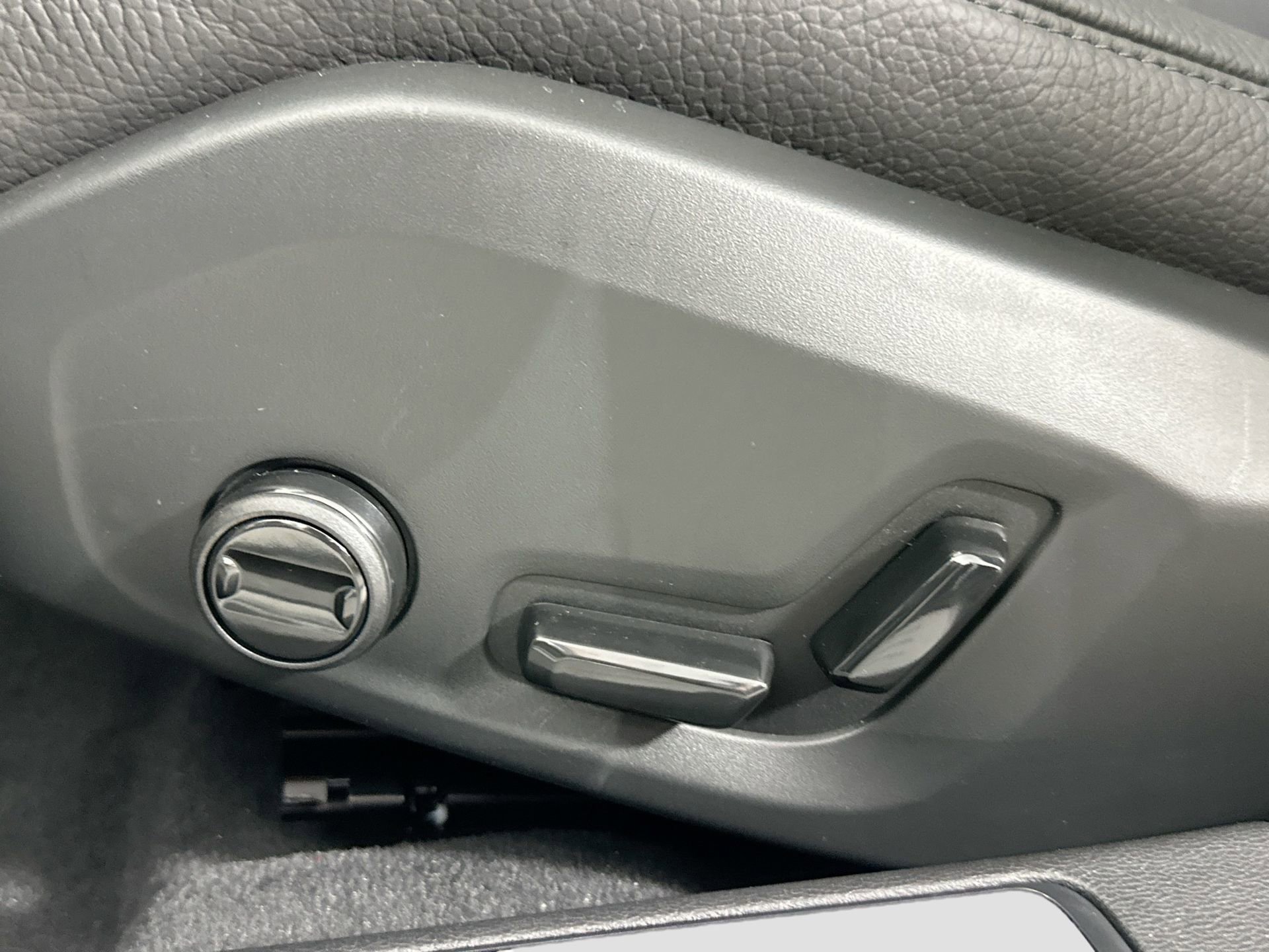 New 2026 Volvo V60 B5 Cross Country Plus w/ Protection Package Premier image 18