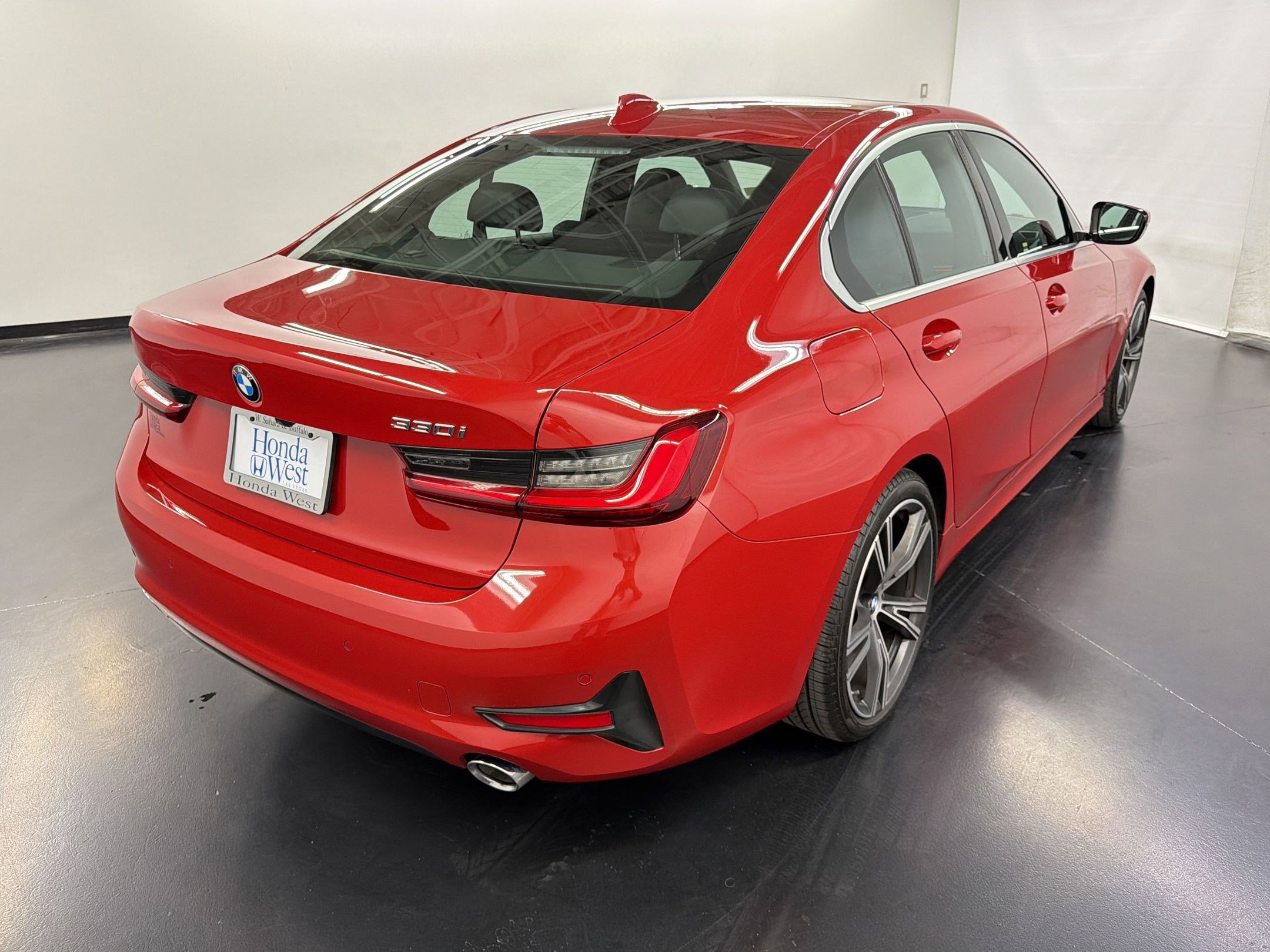 Used 2022 BMW 330i Sedan w/ Driving Assistance Package image 9