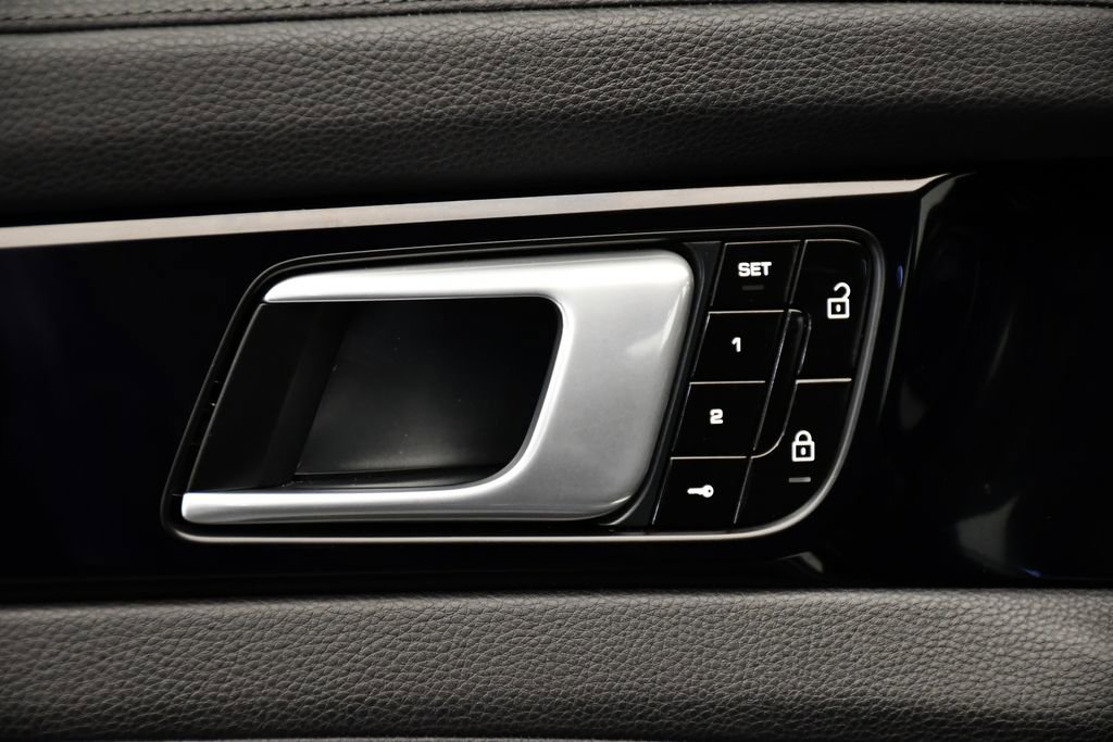 Used 2020 Porsche Panamera 4 image 34