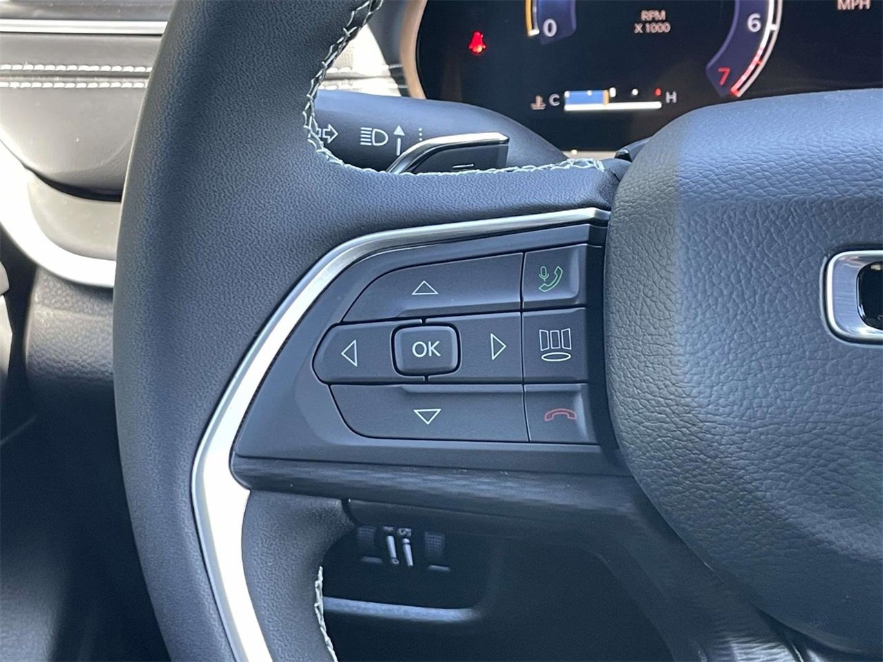 New 2025 Jeep Grand Cherokee Altitude image 14