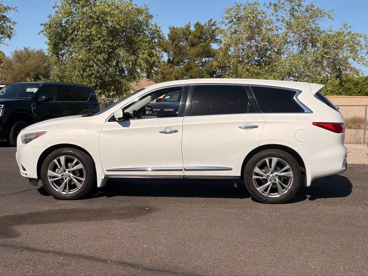 Used 2013 INFINITI JX35 FWD w/ Premium Pkg image 3