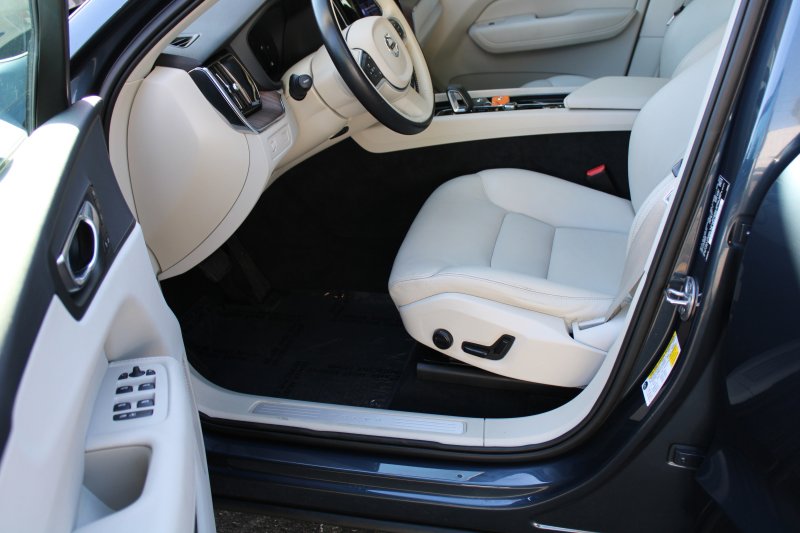 Used 2022 Volvo XC60 B5 Momentum image 10