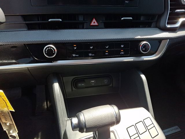 Used 2025 Kia Sportage LX image 10