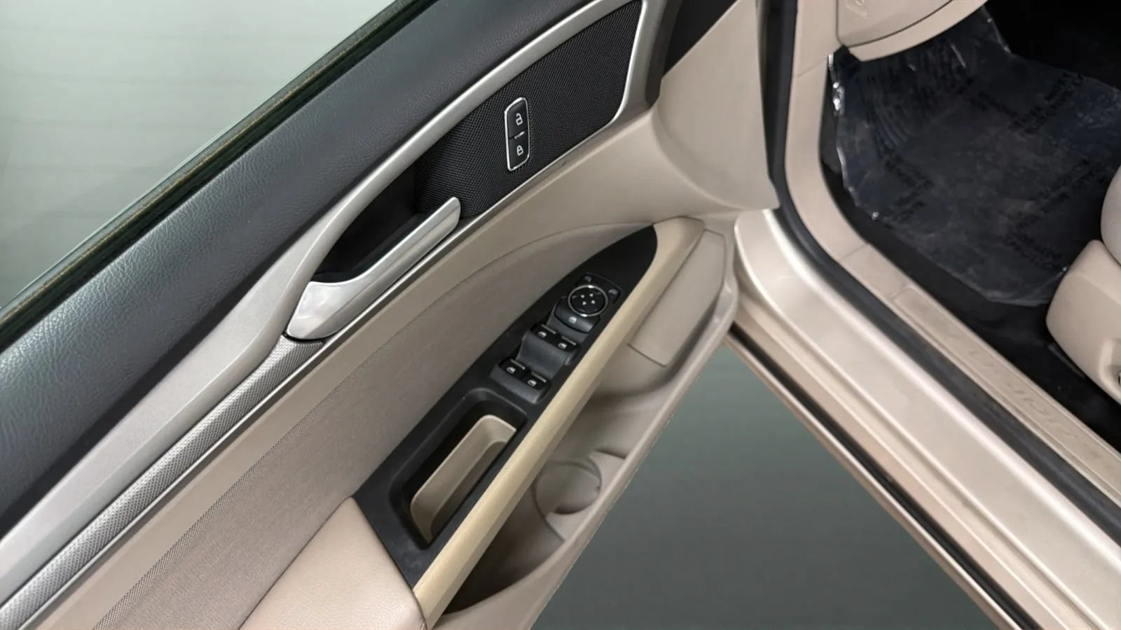Used 2019 Ford Fusion SE FWD image 17
