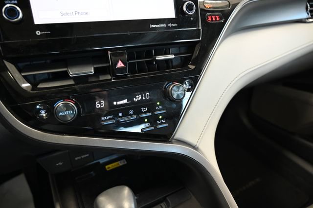Used 2023 Toyota Camry SE w/ Cold Weather Package image 17