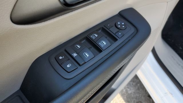 Certified 2024 Chrysler Pacifica Touring-L image 7