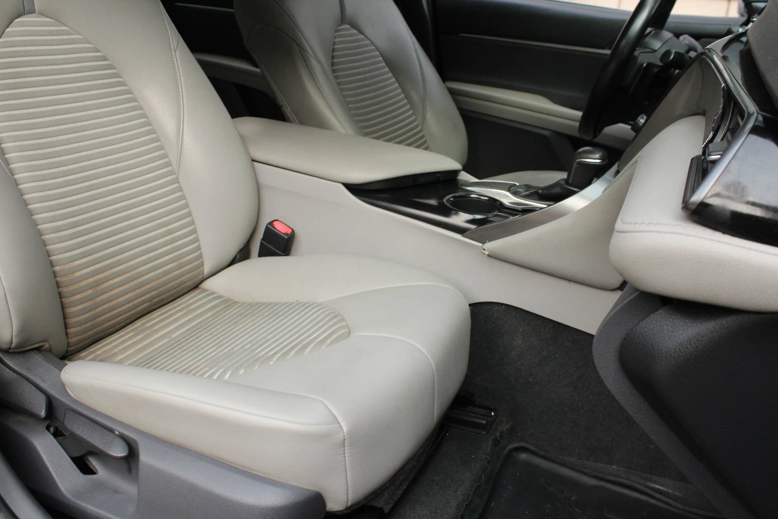 Used 2019 Toyota Camry SE FWD image 27