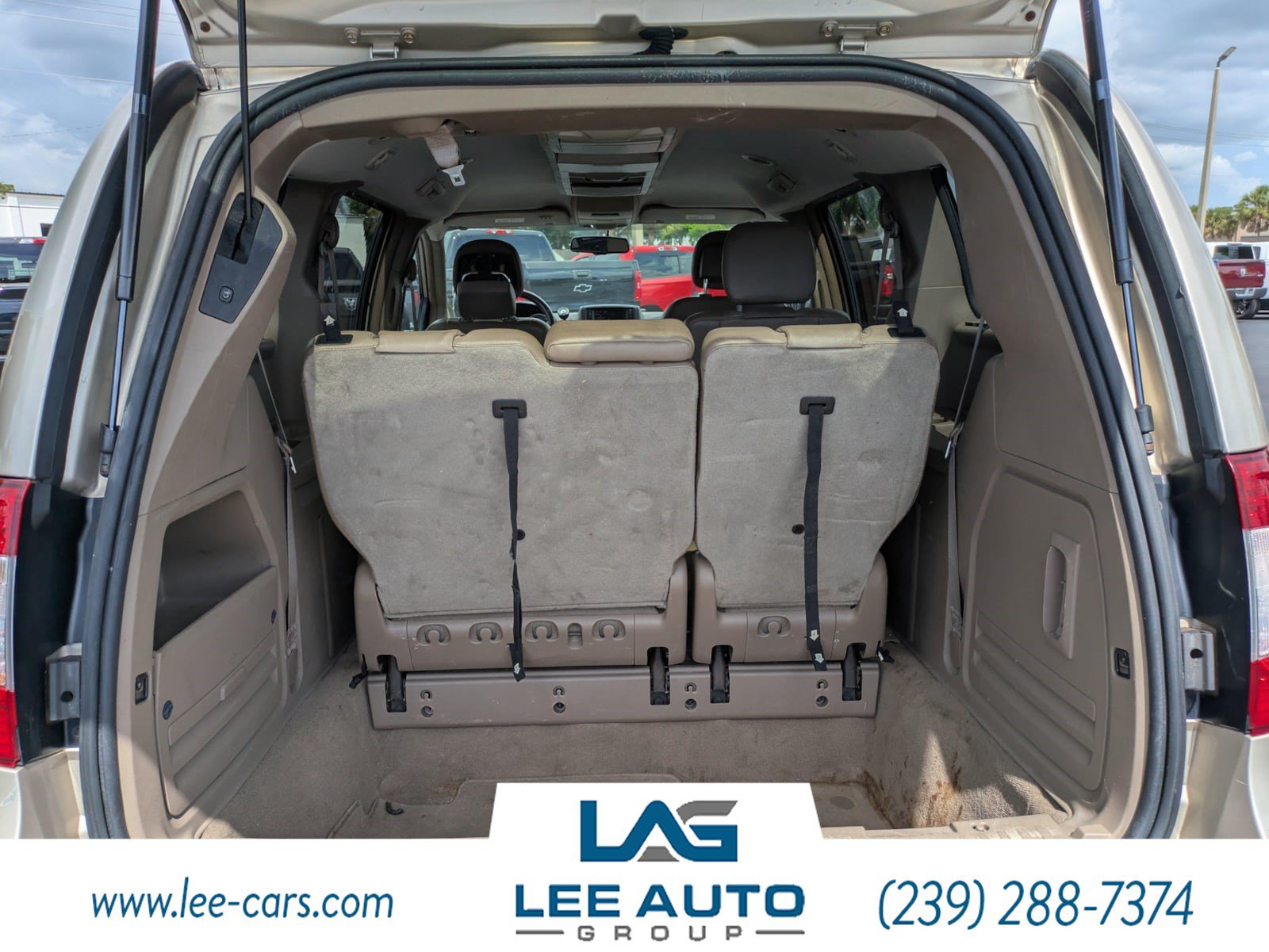 Used 2014 Chrysler Town & Country Touring w/ Driver Convenience Group FWD image 10