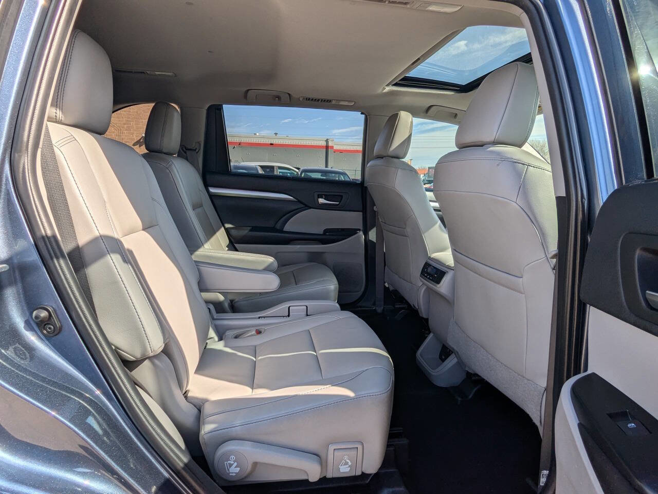 Used 2019 Toyota Highlander XLE FWD image 15