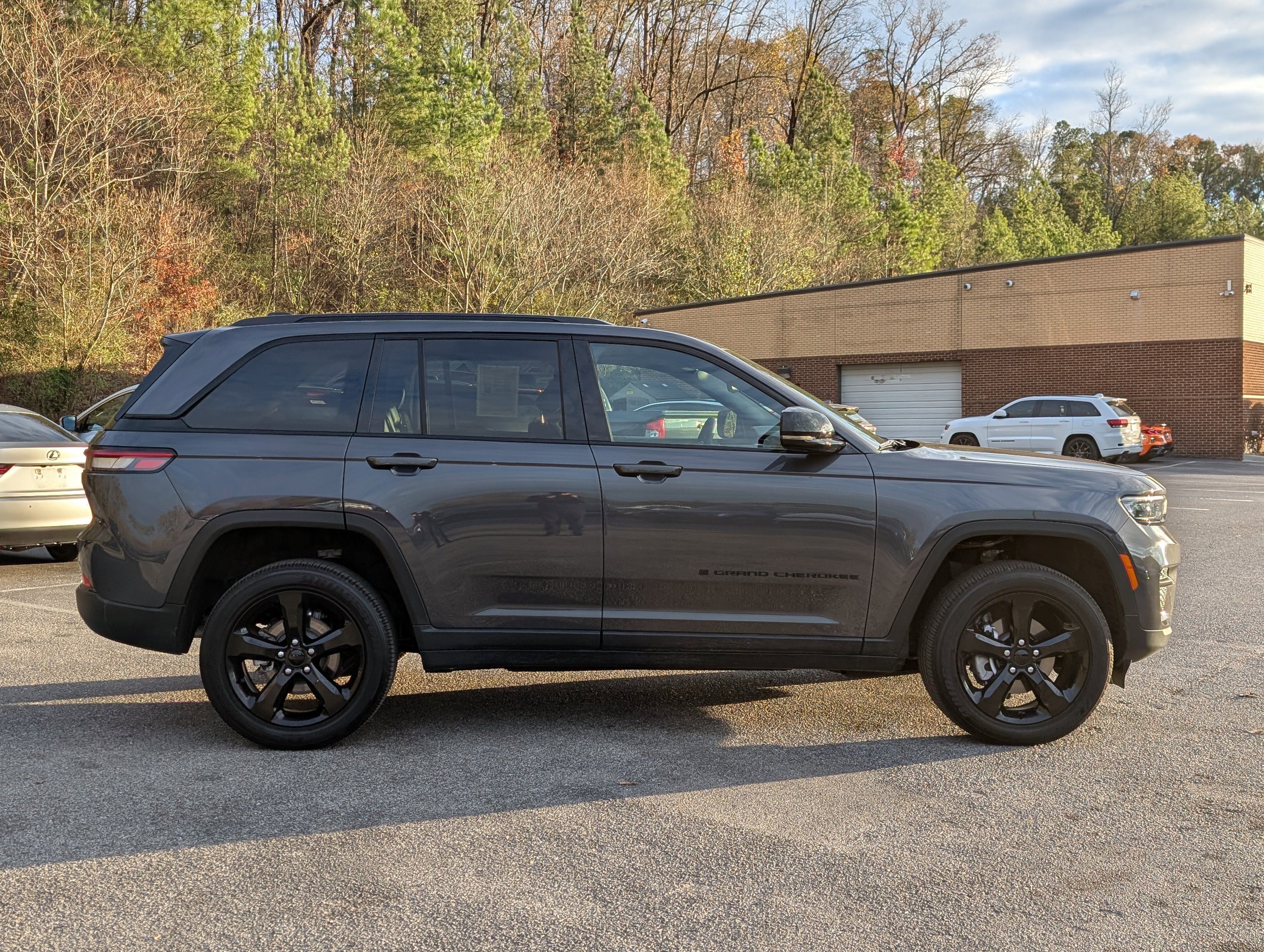 Used 2024 Jeep Grand Cherokee Altitude image 10