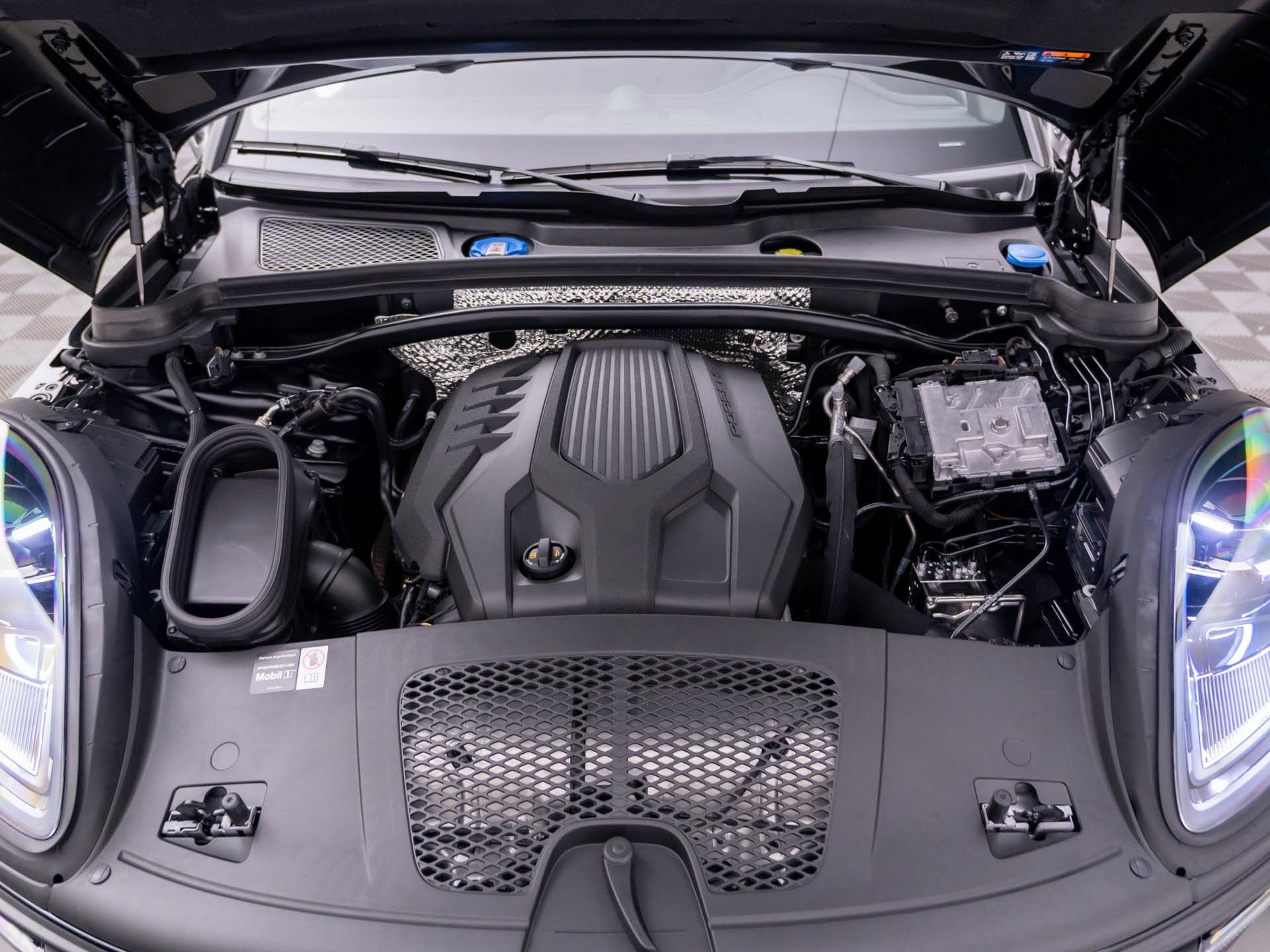 New 2026 Porsche Macan Turbo AWD/4WD image 33