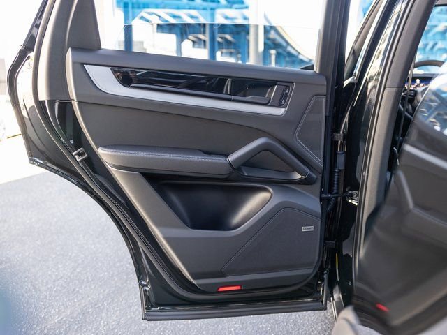 Certified 2025 Porsche Cayenne image 43