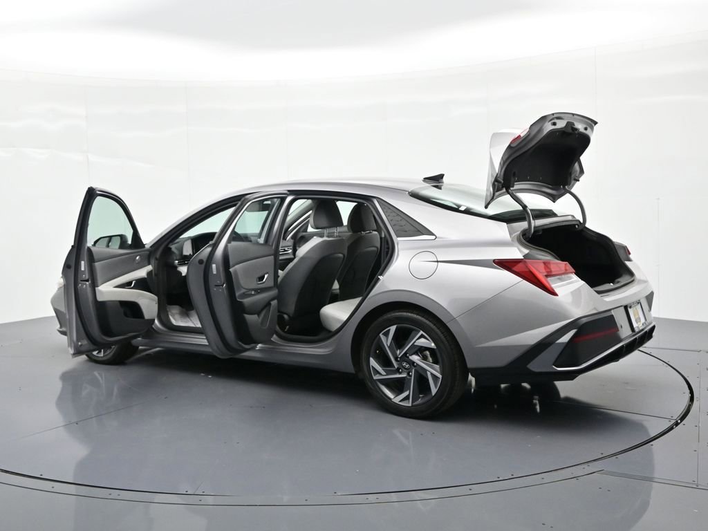 Used 2024 Hyundai Elantra Limited image 32