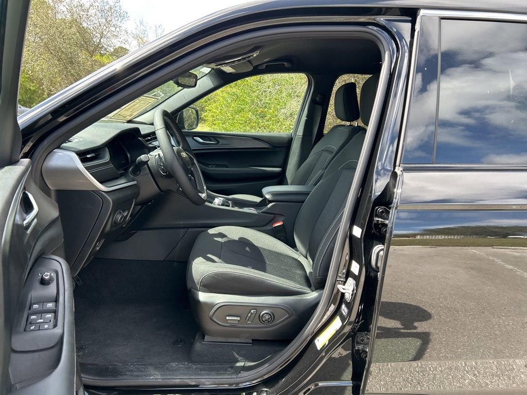 Used 2024 Jeep Grand Cherokee L Laredo w/ Luxury Tech Group I image 15