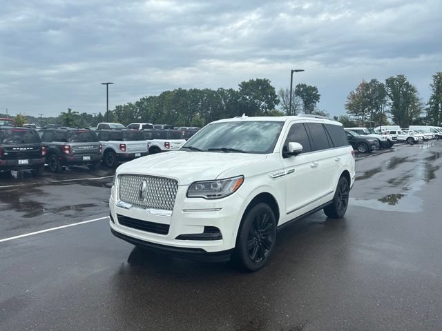 Used 2024 Lincoln Navigator Reserve AWD/4WD image 2