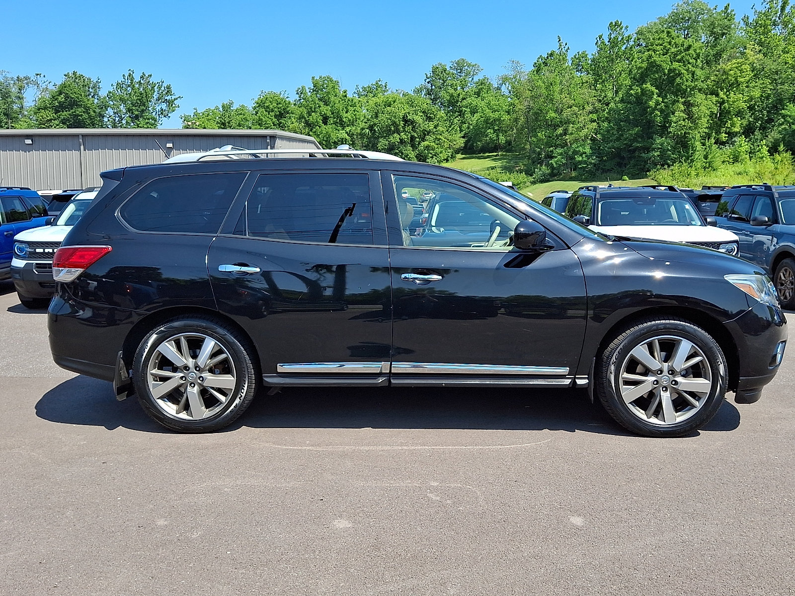 Used 2015 Nissan Pathfinder Platinum w/ Family Entertainment Package AWD/4WD image 12