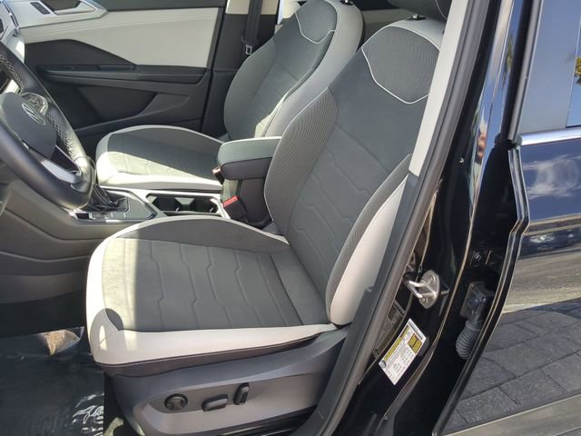 Certified 2025 Volkswagen Taos SE w/ Black Wheel Package image 19