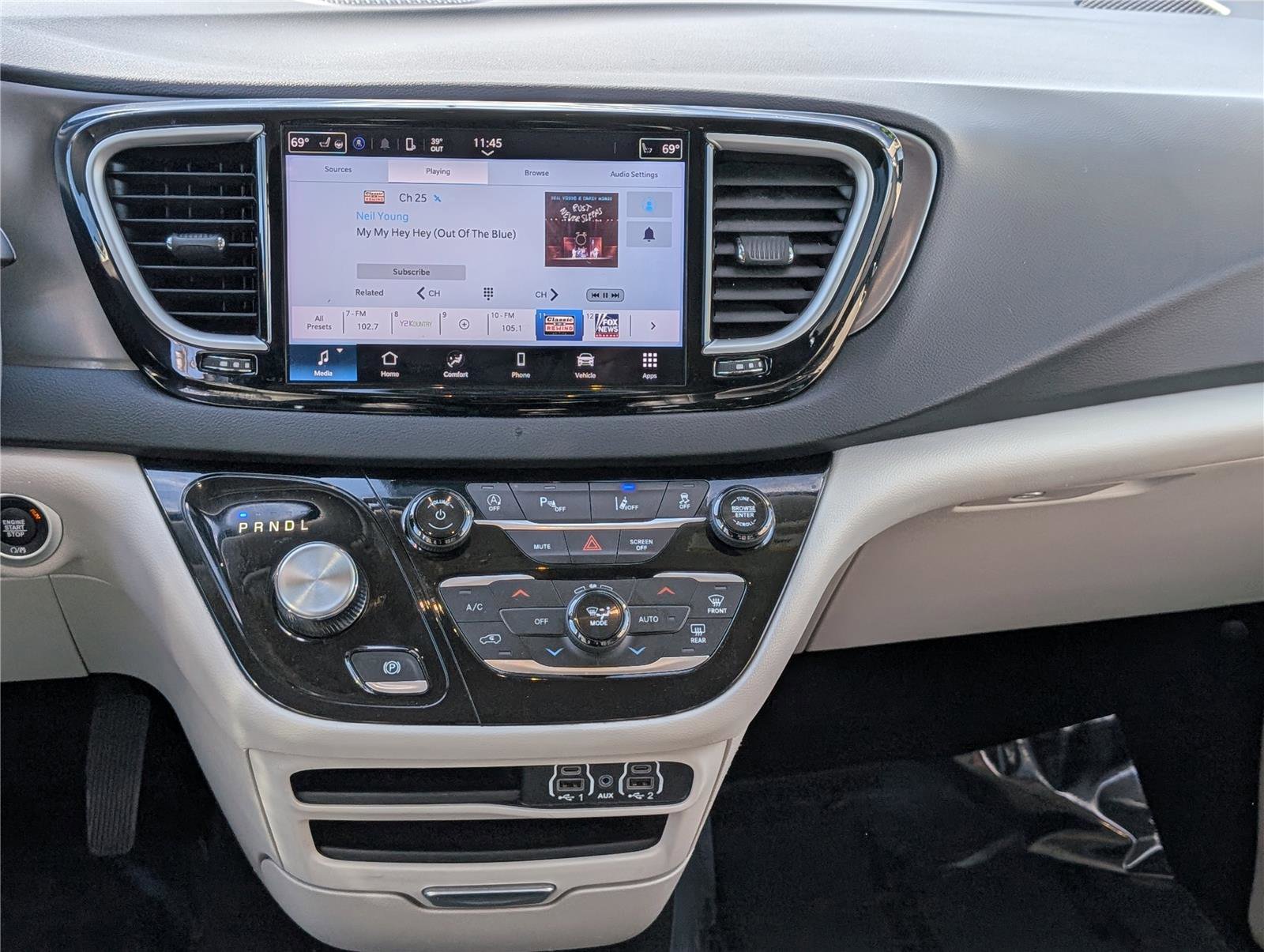 Used 2024 Chrysler Pacifica Touring-L image 17