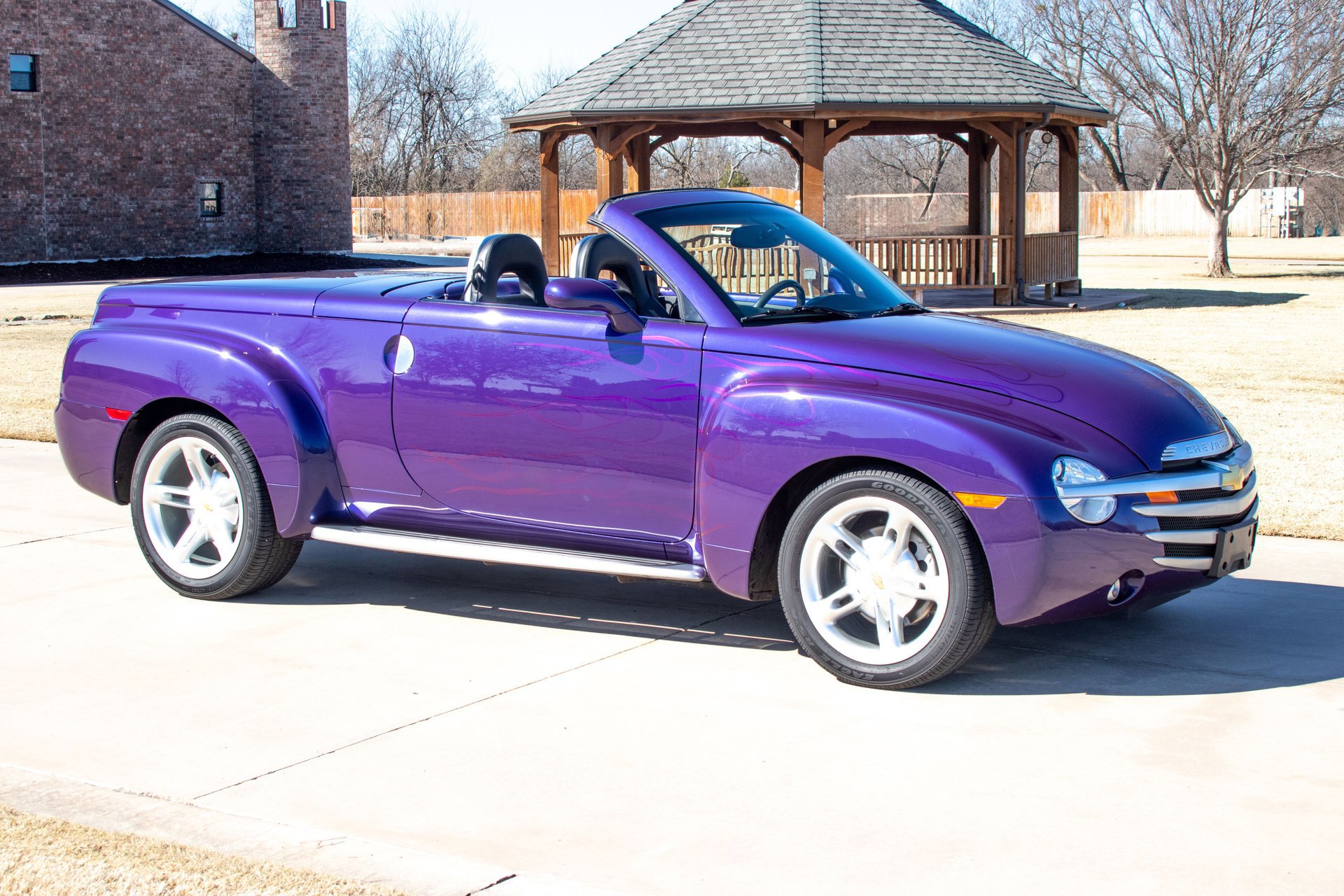 Used 2004 Chevrolet SSR w/ Preferred Equipment Group RWD image 16