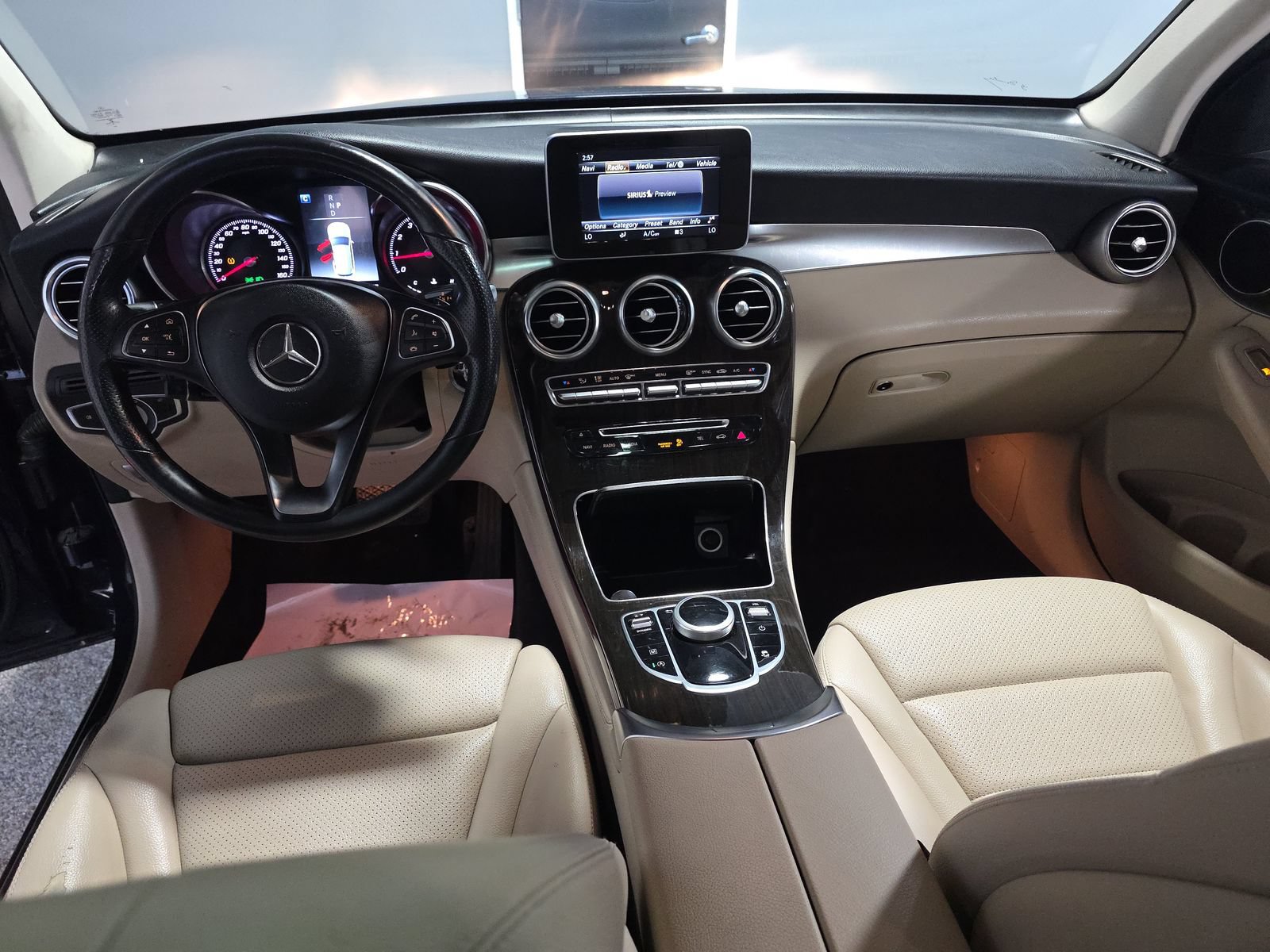 Used 2019 Mercedes-Benz GLC 300 4MATIC w/ Premium Package image 11