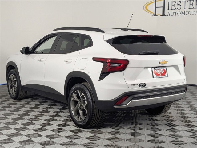Used 2025 Chevrolet Trax LT w/ LT Convenience Package image 5