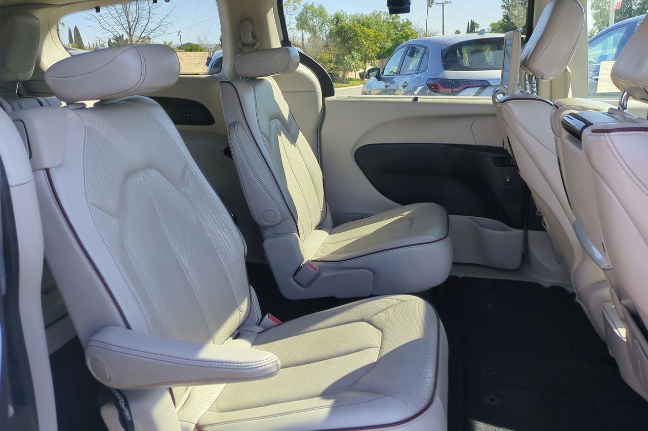 Used 2020 Chrysler Pacifica Limited w/ Tire & Wheel Group image 26