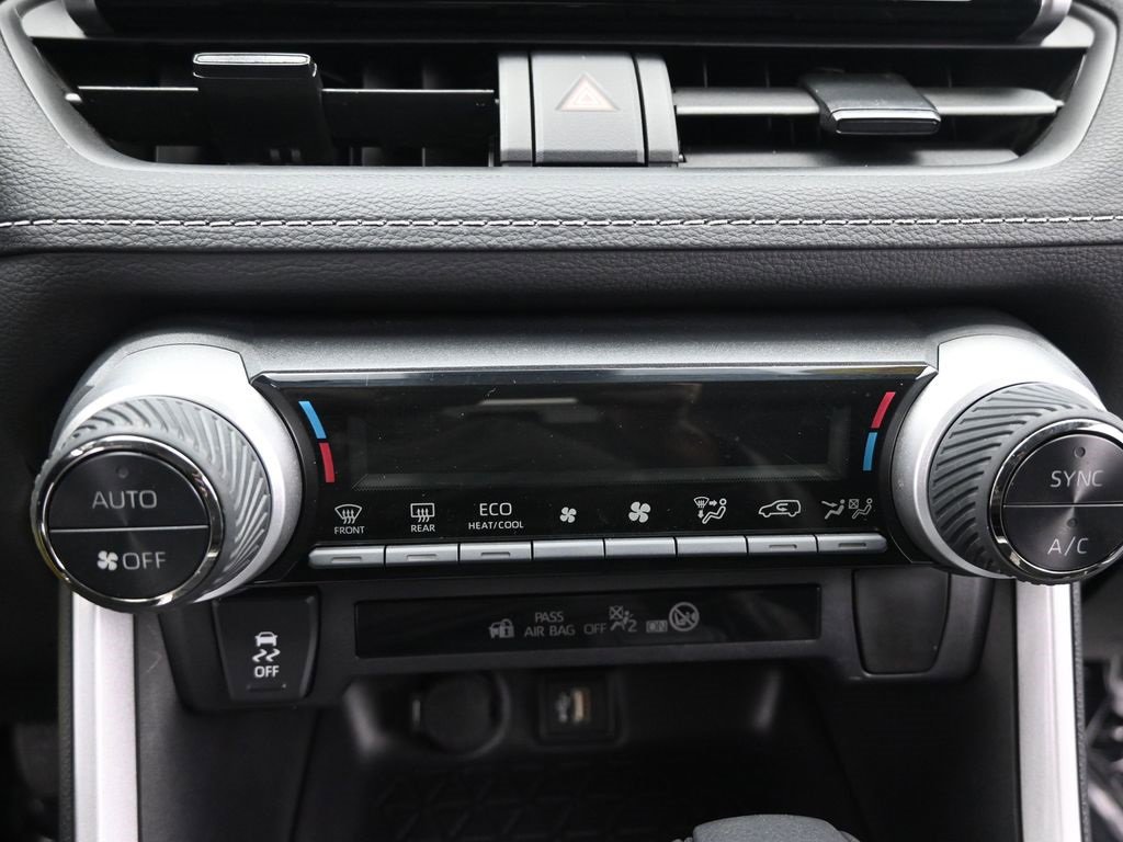 Used 2025 Toyota RAV4 LE image 34