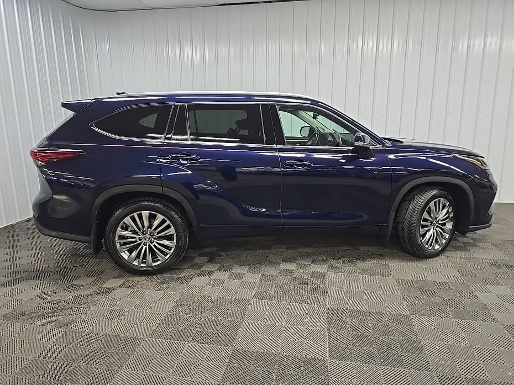 Used 2024 Toyota Highlander Platinum AWD/4WD image 2