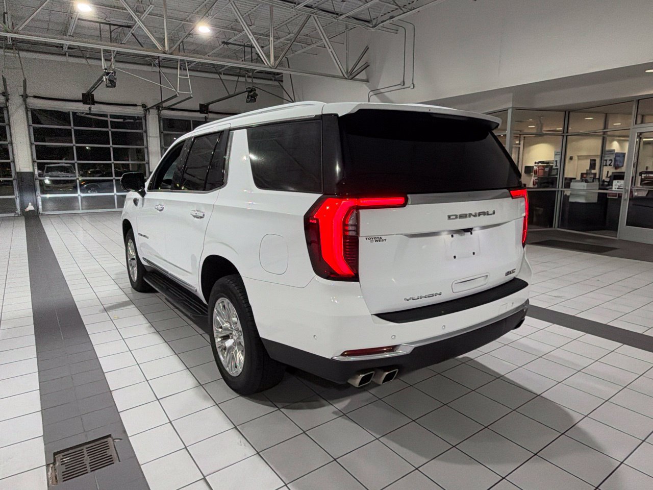 Used 2025 GMC Yukon Denali RWD image 3