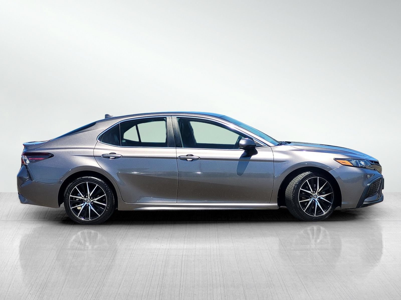 Used 2021 Toyota Camry SE FWD image 3
