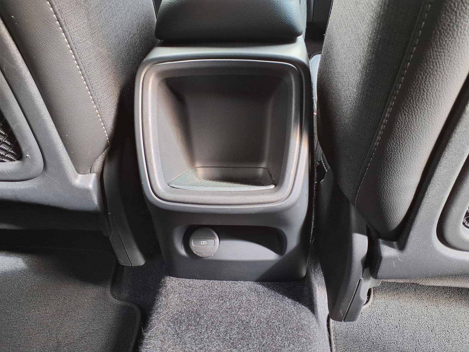 Used 2020 Volvo XC40 T4 Momentum image 16