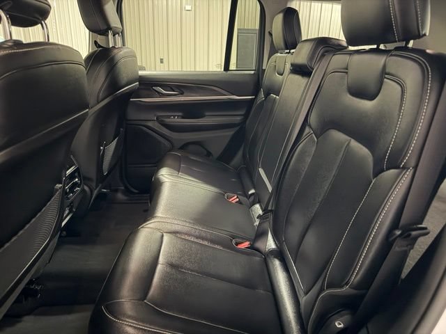 Used 2023 Jeep Grand Cherokee Limited w/ Black Appearance Package AWD/4WD image 18