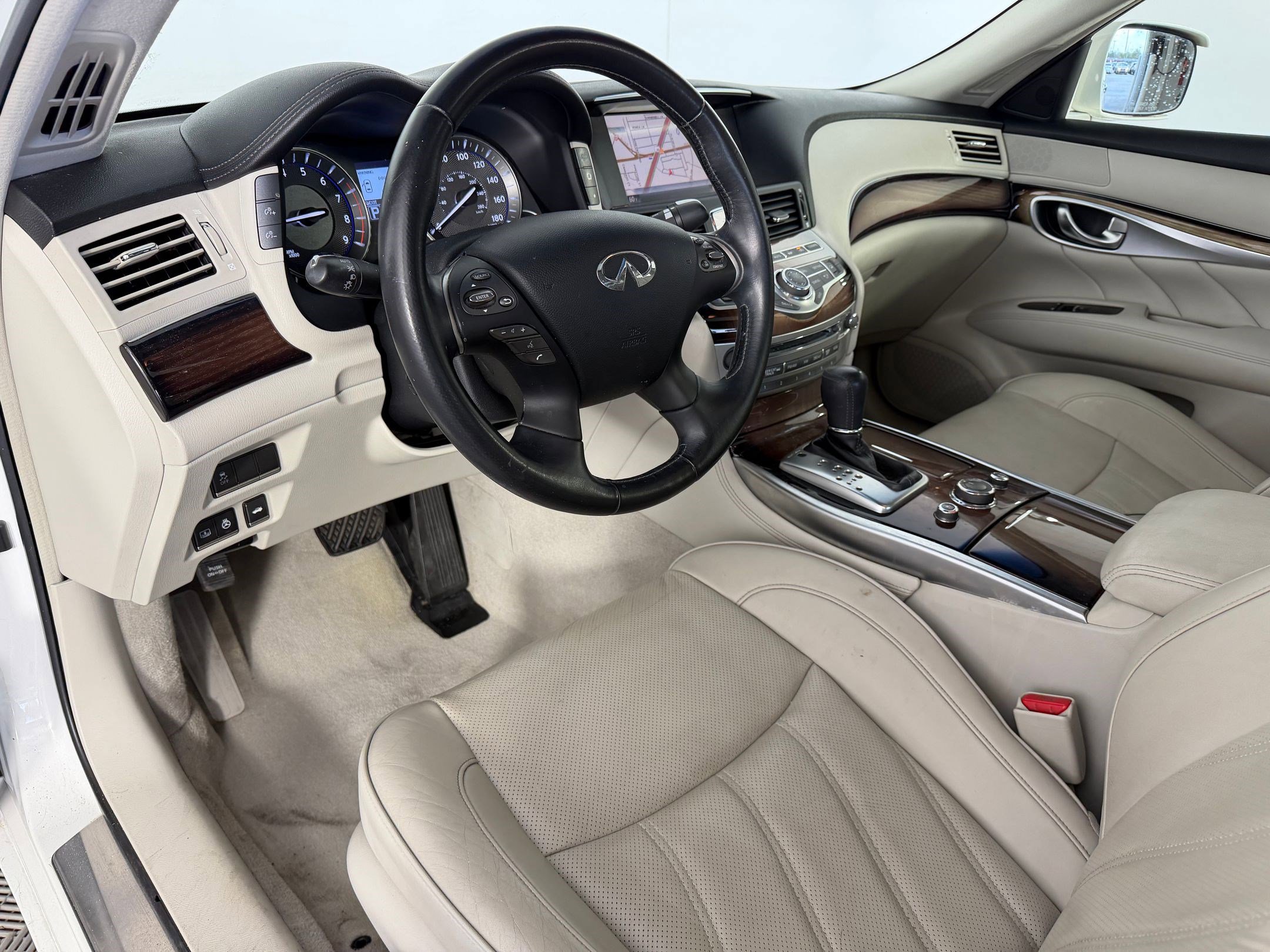 Used 2011 INFINITI M56 w/ Deluxe Touring Pkg image 4