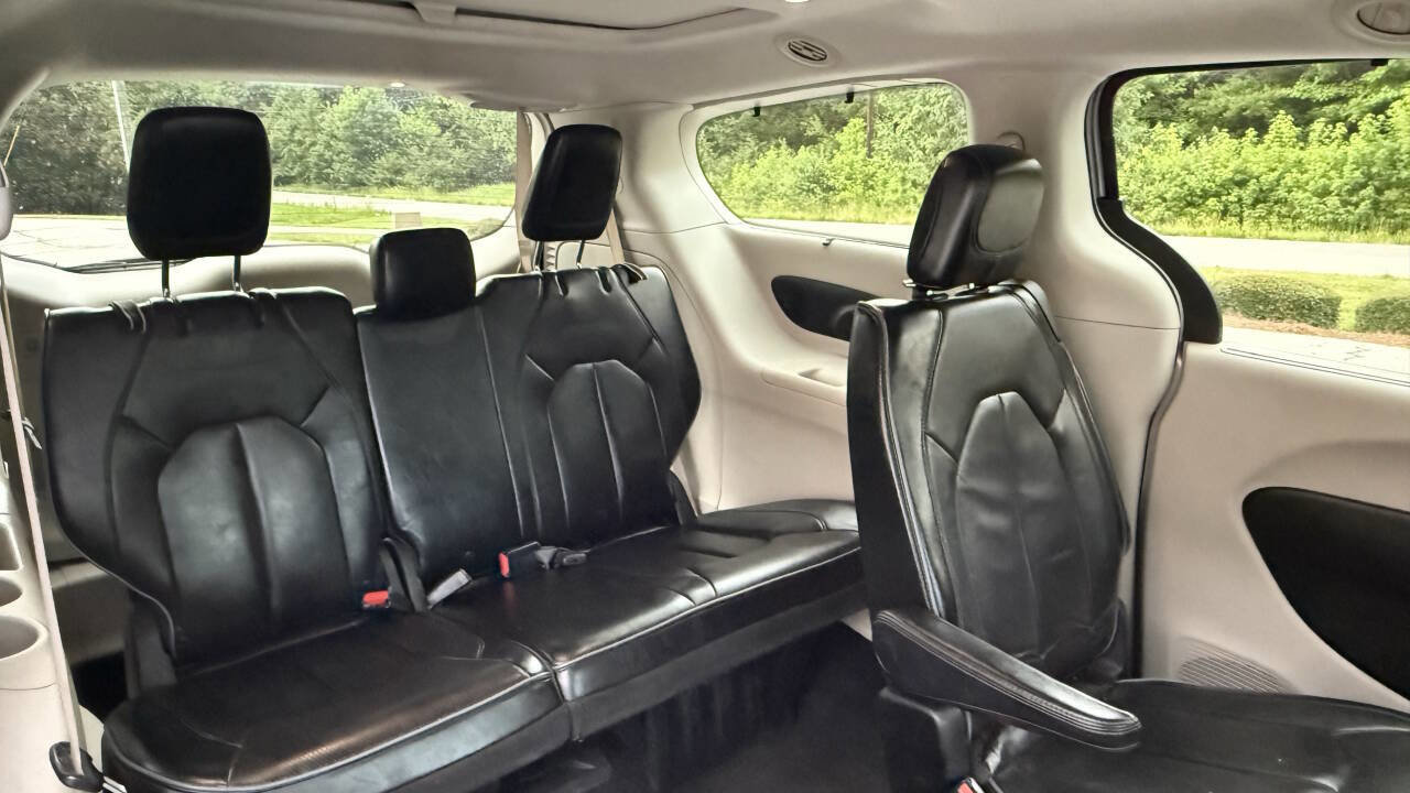 Used 2018 Chrysler Pacifica Limited image 17