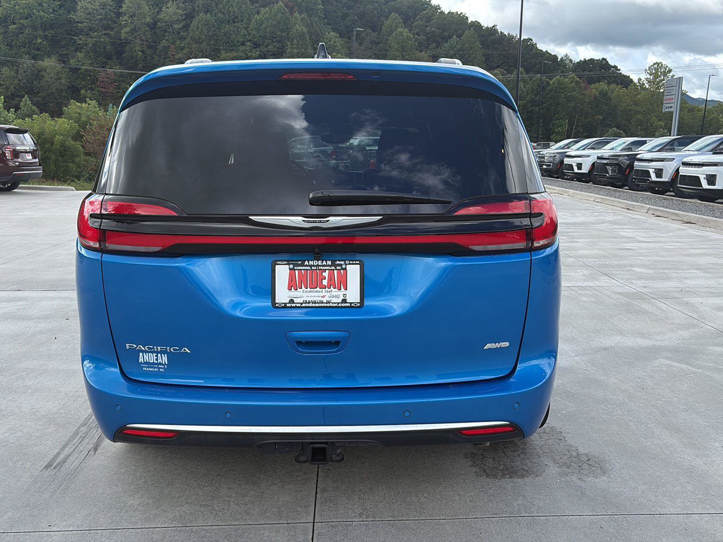 Used 2026 Chrysler Pacifica Pinnacle w/ Trailer Tow Group AWD/4WD image 5