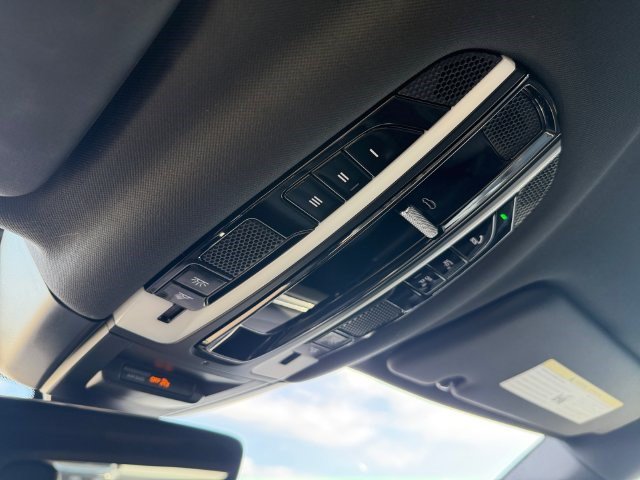 Used 2022 Porsche Cayenne Platinum Edition AWD/4WD image 26
