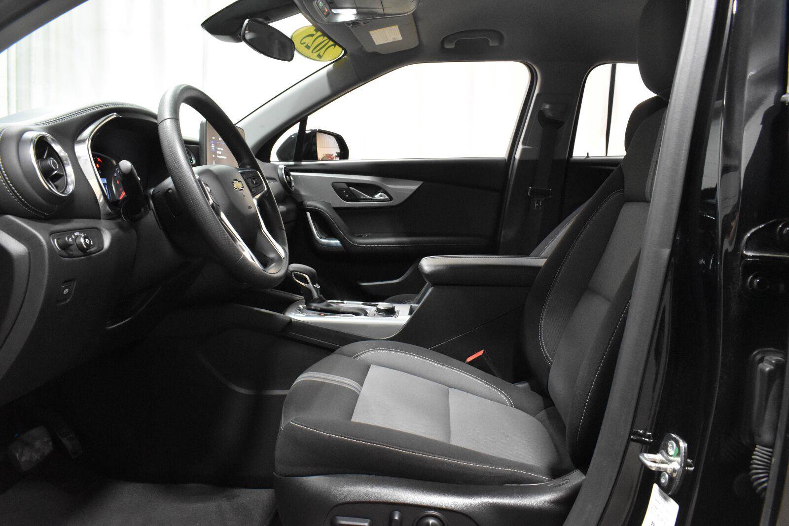 Used 2025 Chevrolet Blazer LT FWD image 3