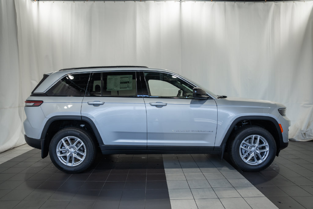 New 2026 Jeep Grand Cherokee Laredo w/ Trailer Tow Package AWD/4WD image 3