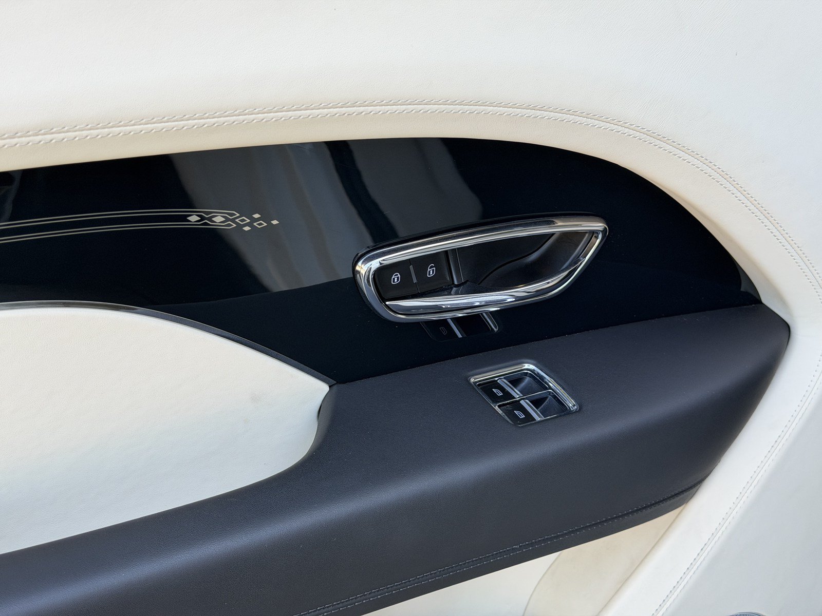Certified 2023 Bentley Bentayga Extended Wheelbase AWD/4WD image 33