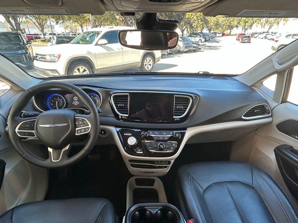 Used 2022 Chrysler Pacifica Touring-L image 11