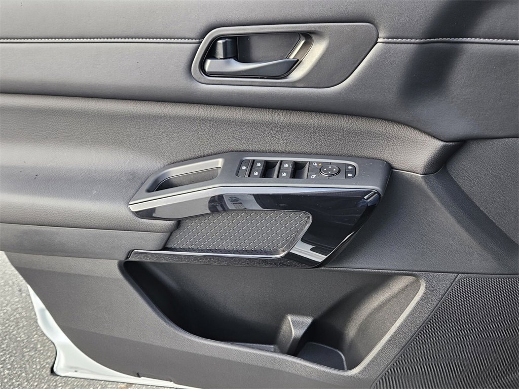 New 2025 Nissan Pathfinder SV image 27