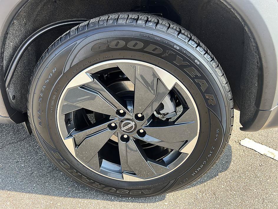 Certified 2025 Nissan Rogue SV FWD image 10