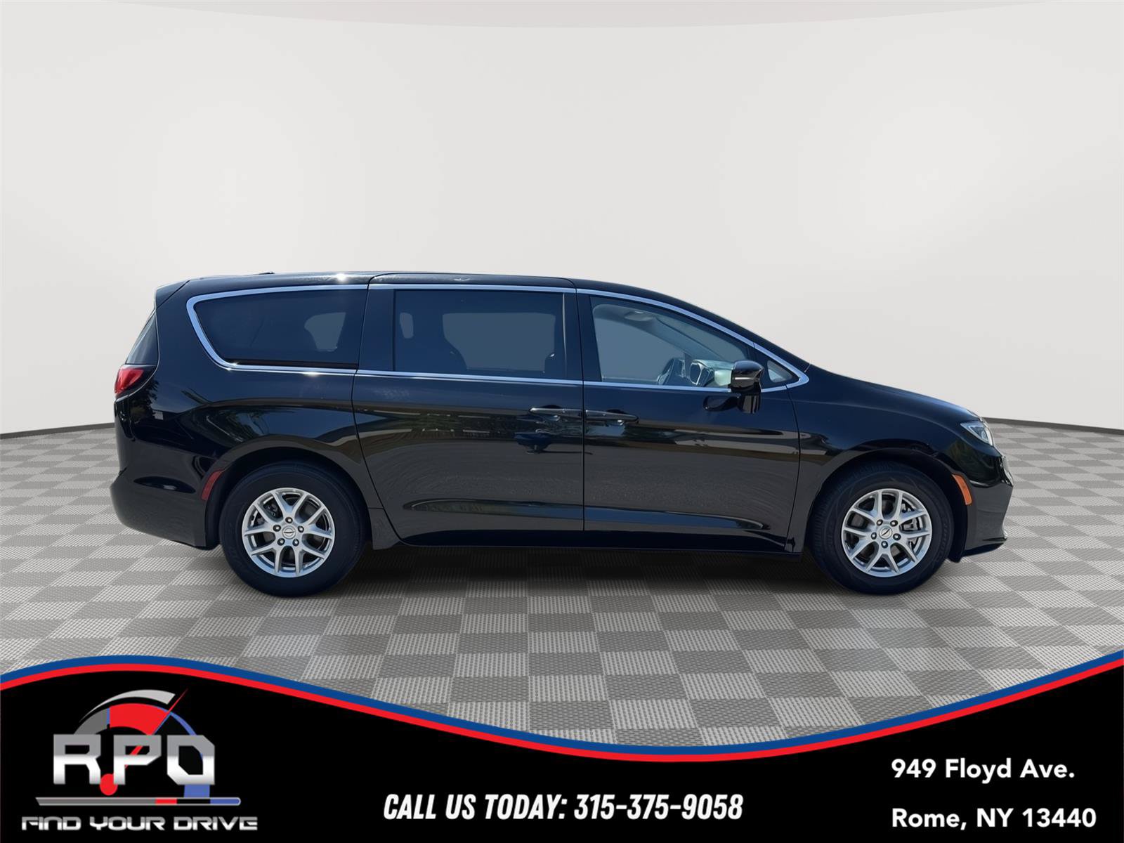 Used 2024 Chrysler Pacifica Touring-L FWD image 6