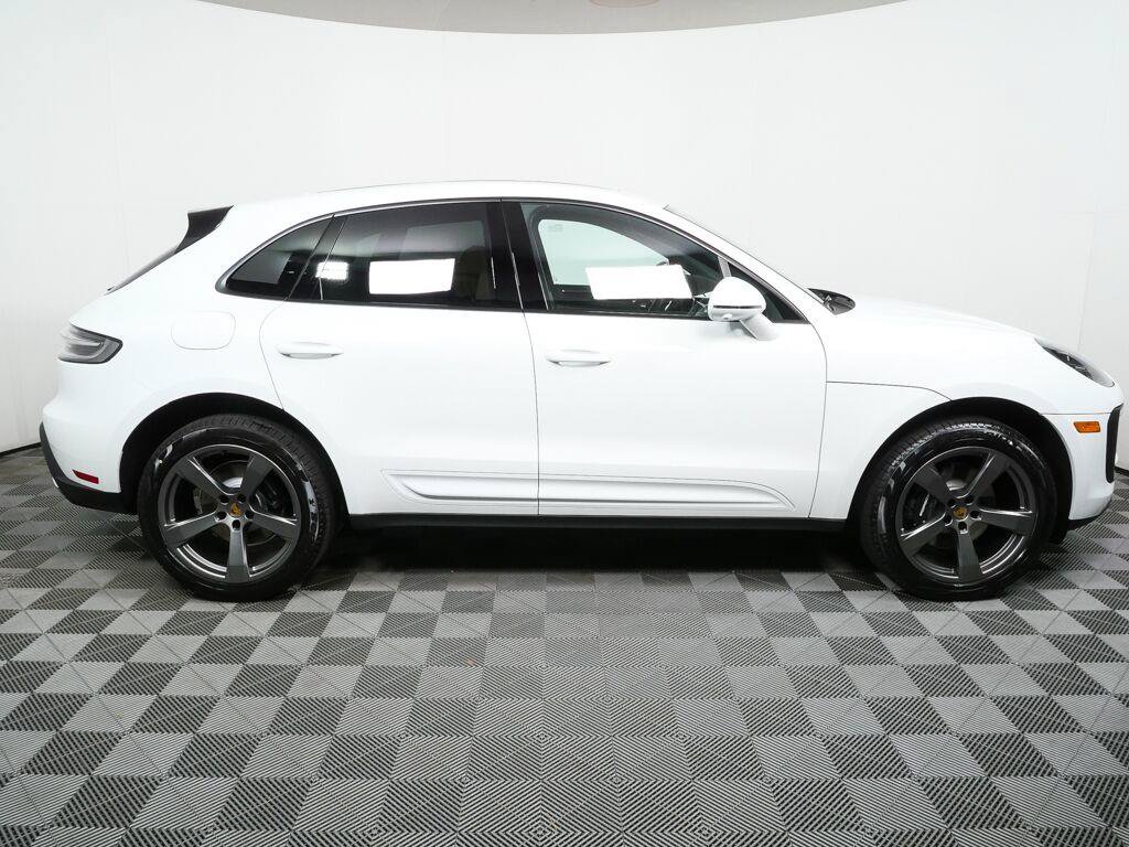 Certified 2026 Porsche Macan AWD/4WD image 28