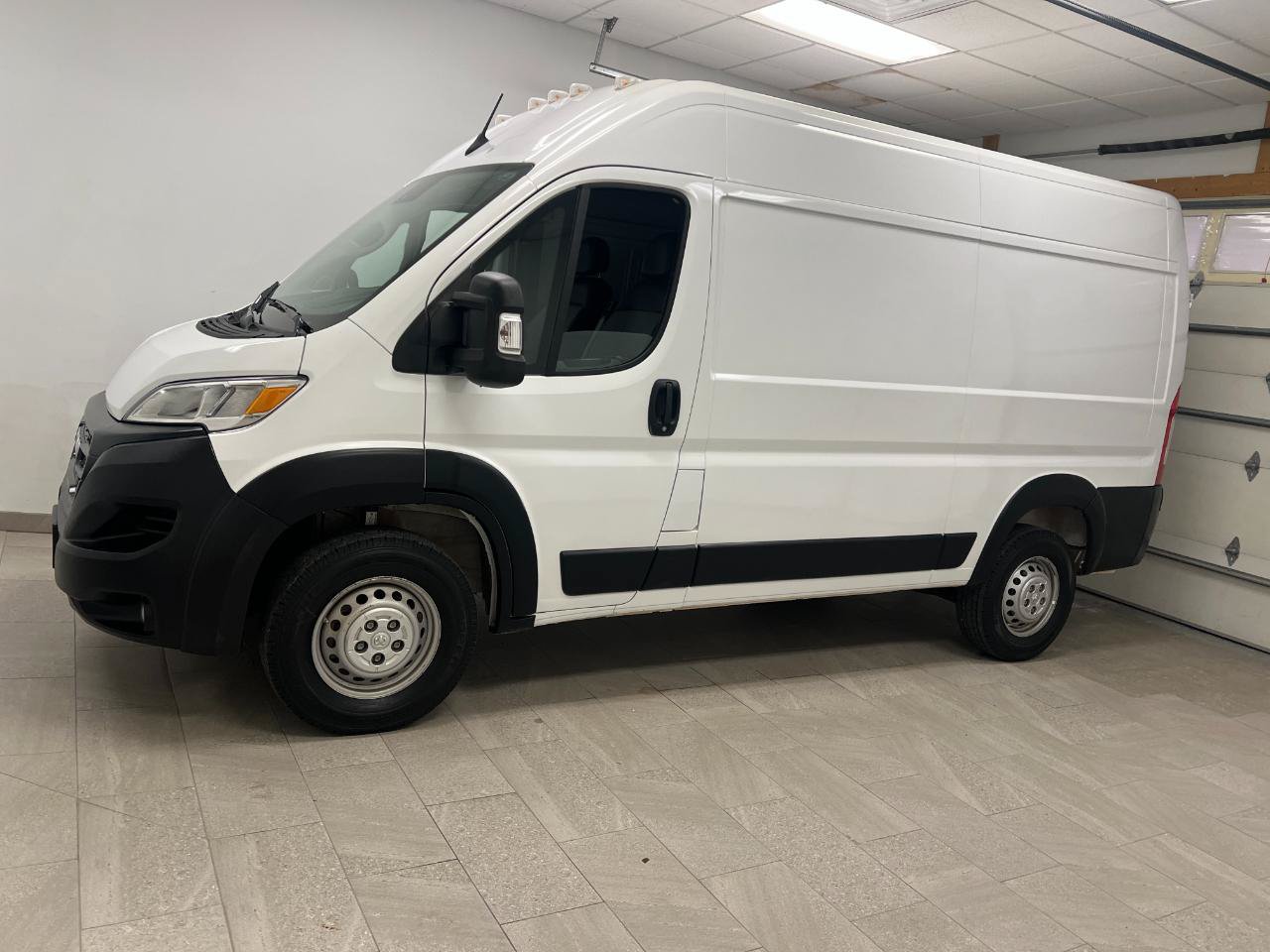 Used 2025 RAM ProMaster 2500 w/ Convenience Group FWD image 11