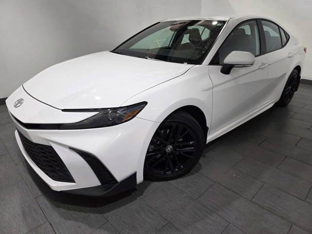 Used 2025 Toyota Camry SE FWD image 1