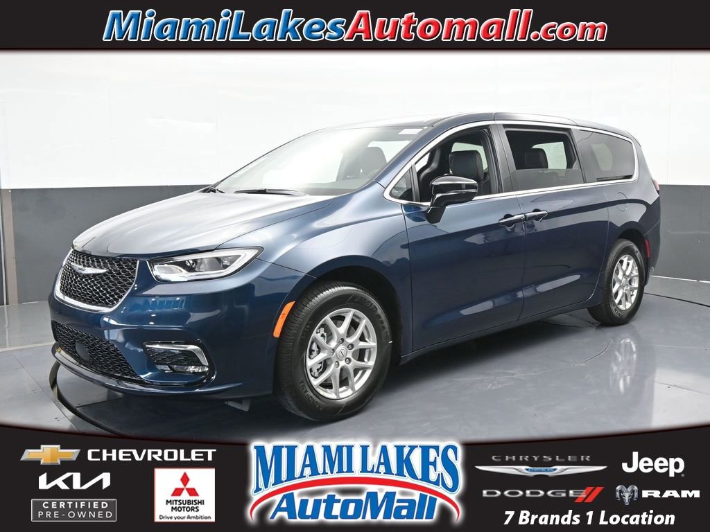 Used 2025 Chrysler Pacifica Select image 1