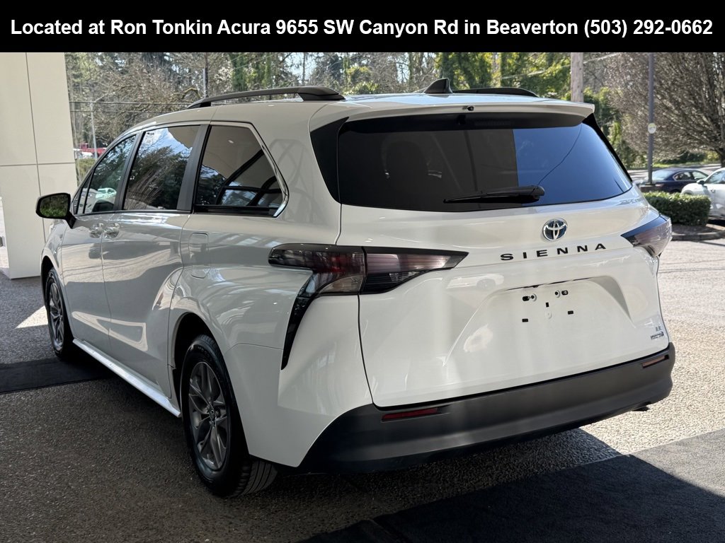 Used 2023 Toyota Sienna LE image 5