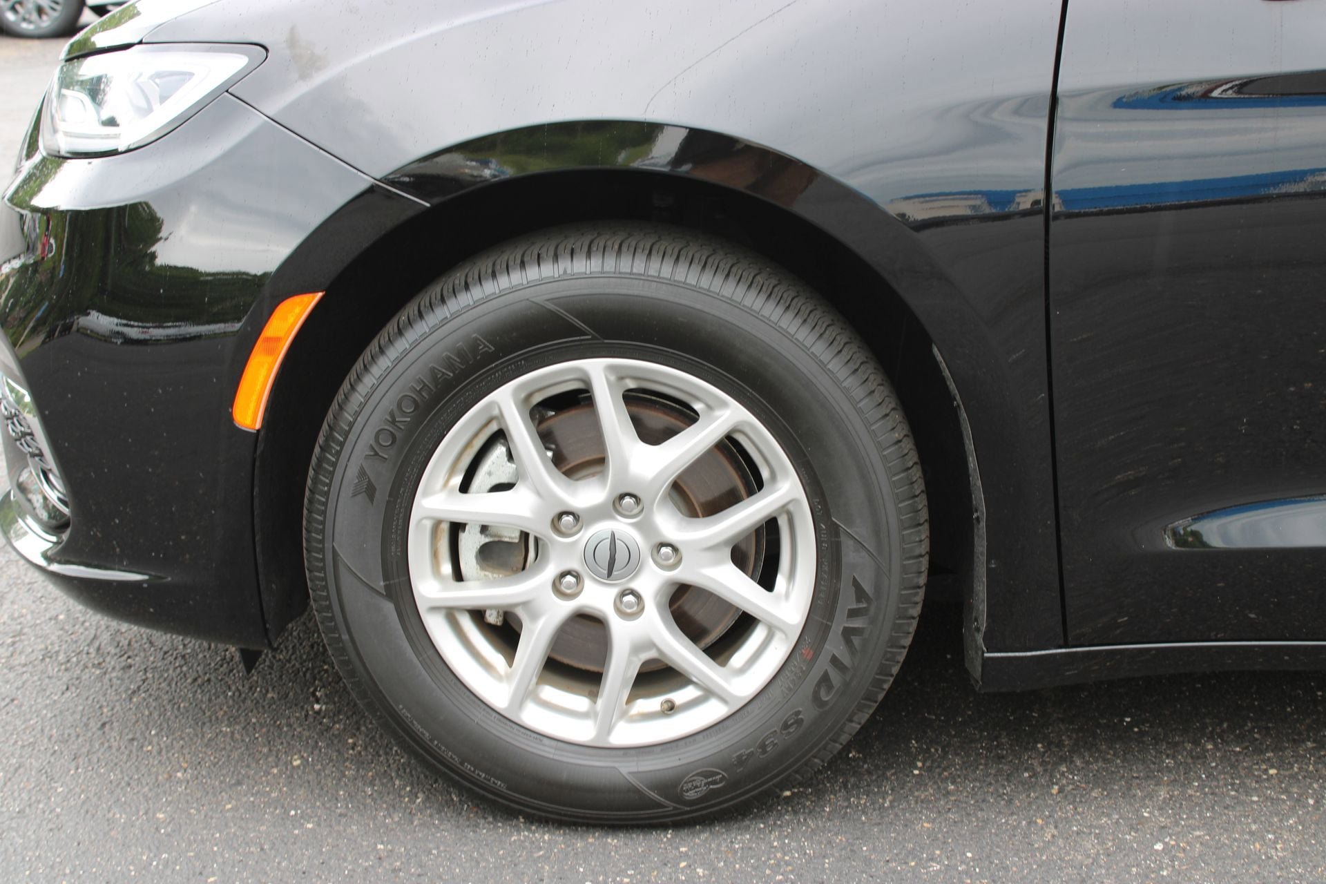 Used 2024 Chrysler Pacifica Touring-L FWD image 11